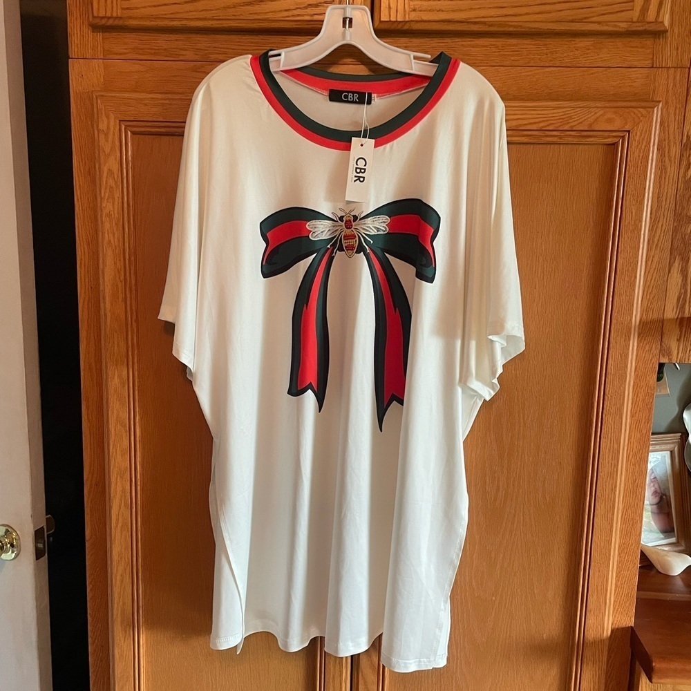 CBR CHIC/BOUTIQUE/ROSE White Top with Red and Black Bow w/ bee Design size XL